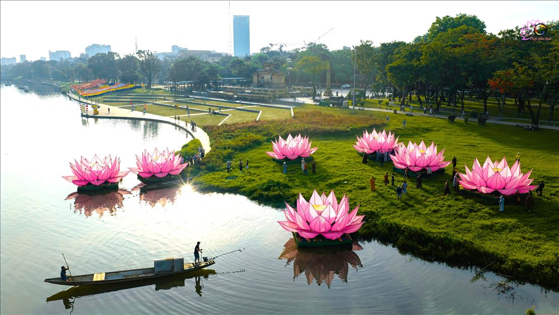 7-hoa-sen-tren-song-huong-kinh-mung-dai-le-phat-dan a.jpg